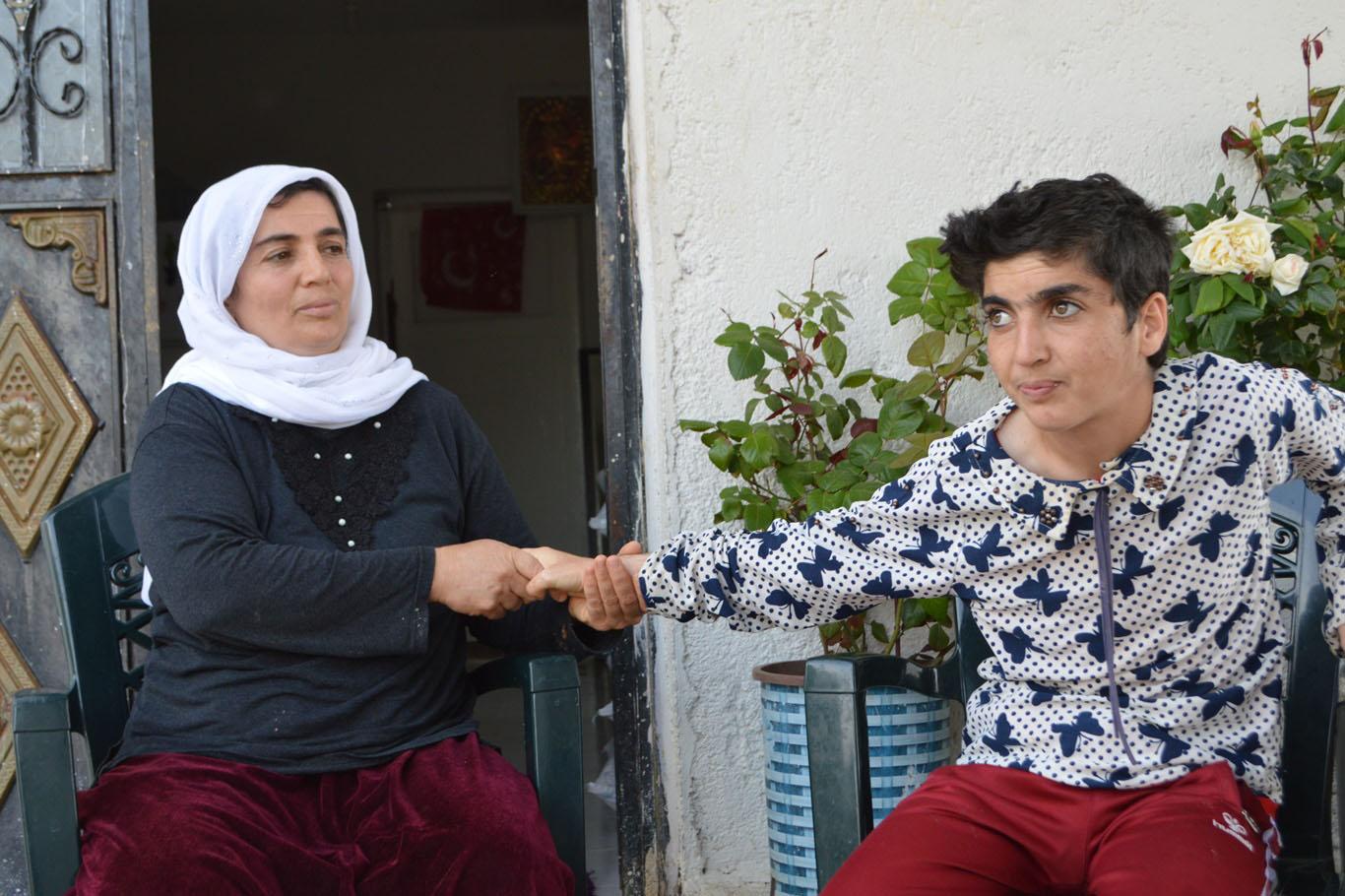 Engelli kızına hayatını adayan fedakar anne Engelli kızına hayatını adayan fedakar anne